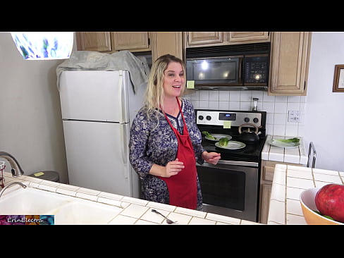 ❤️ Stepmom u munghje in cucina prima di a so data Video sessu à co.shufflesex.ru
