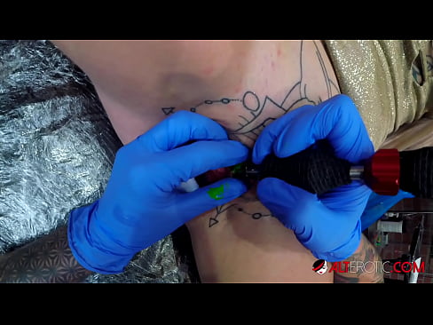 ❤️ Sully Savage, hottie estremamente tatuata, hà fattu un tatuatu nantu à u clitoris Video sessu à co.shufflesex.ru