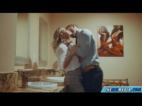 ❤️ Quandu una bionda tettona ti seduce in un bagnu publicu Video sessu à co.shufflesex.ru